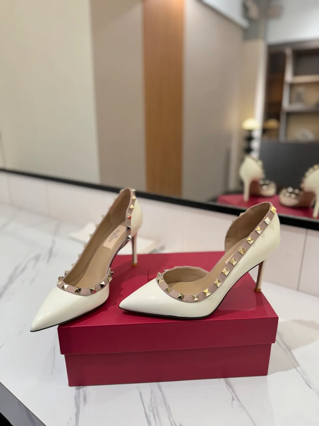 👟👟Ex-factory price 580👟👟 Valentino/Valentino rivet VT classic shoes, top replica! The side curves are perfect, the original molded custom-made rust-free rivets, and the textured hardware bring out a full sense of high-end, giving you a genuine foot feel! The first choice for high-end customers❤️ [Material] Upper: Original imported custom patent leather Lining: Original imported goatskin Outsole: Imported pearlescent leather outsole Heel height: 6.5CM Code number: 35-39 [34, 40, 41, 42 custom-made are not returnable]